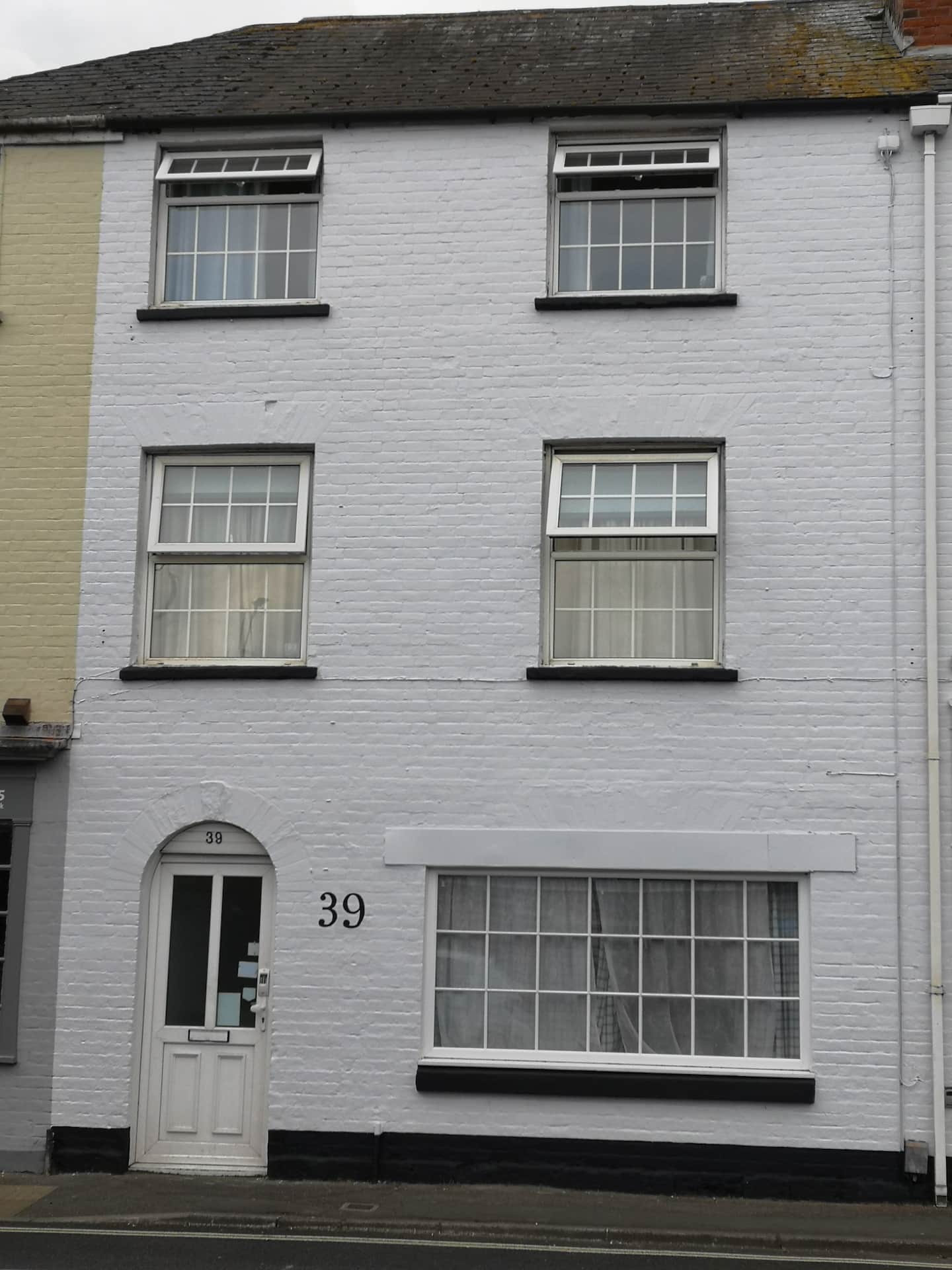 Crew House Cowes — 39 Cross Street
